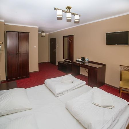 Hotel Grant Лешно Екстериор снимка