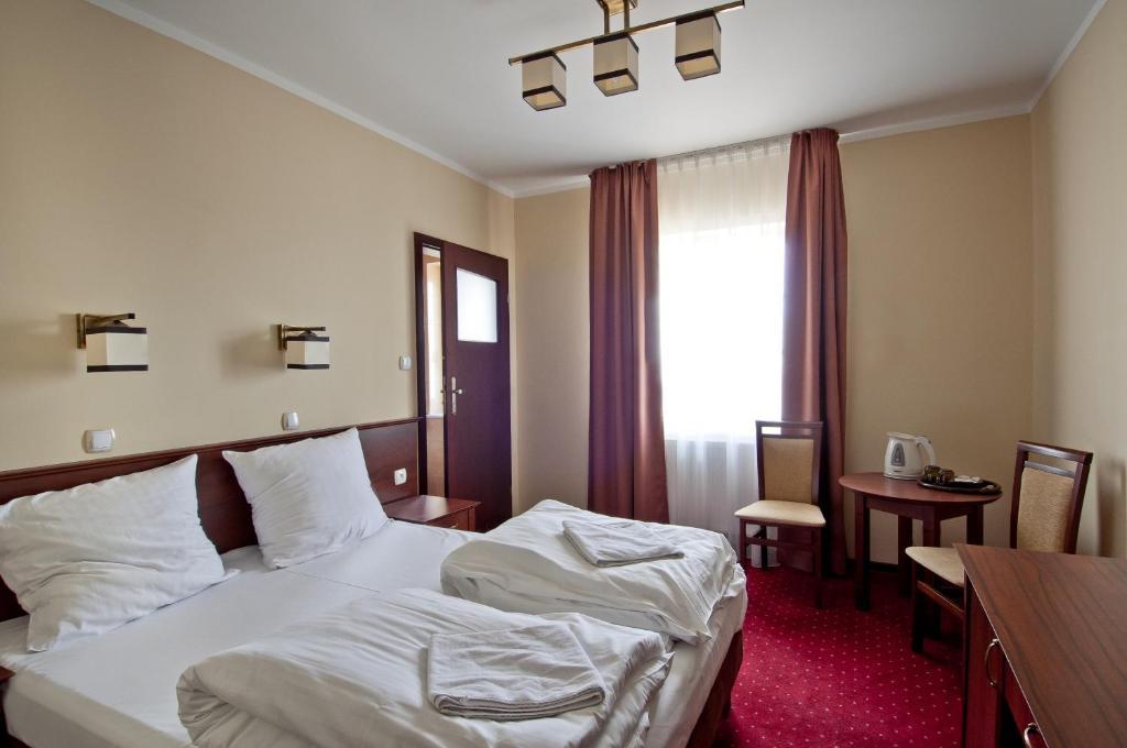 Hotel Grant Лешно Екстериор снимка