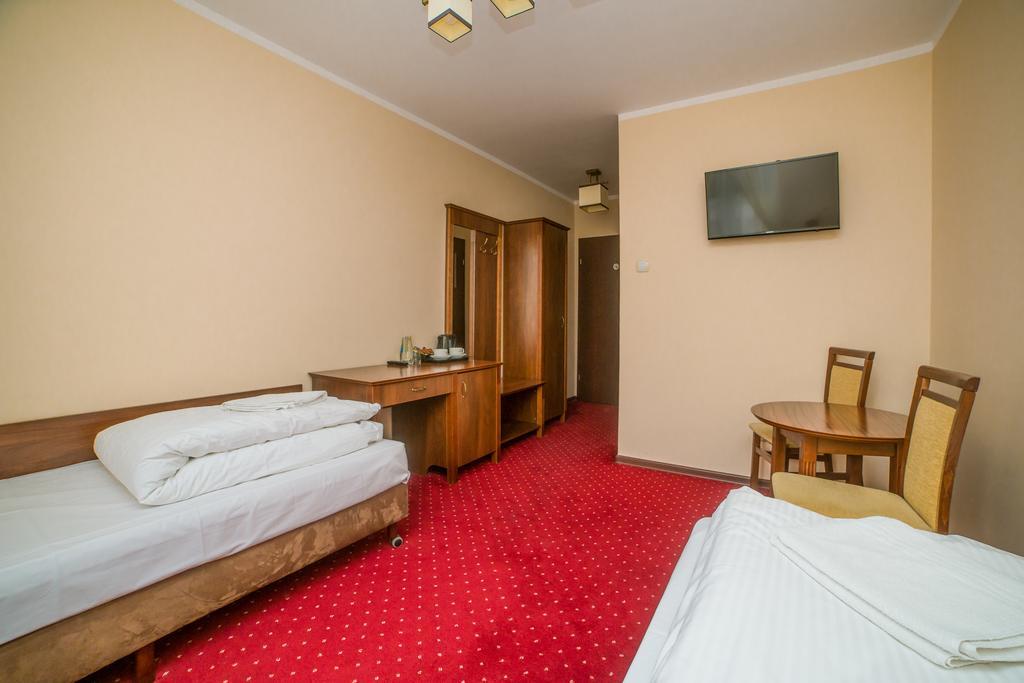 Hotel Grant Лешно Екстериор снимка